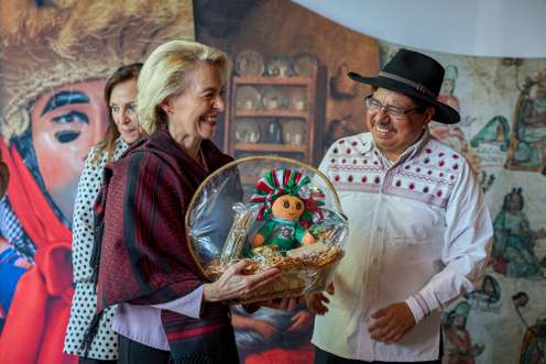Ursula von der Leyen bekommt in Mexiko-Stadt einen Geschenkkorb.