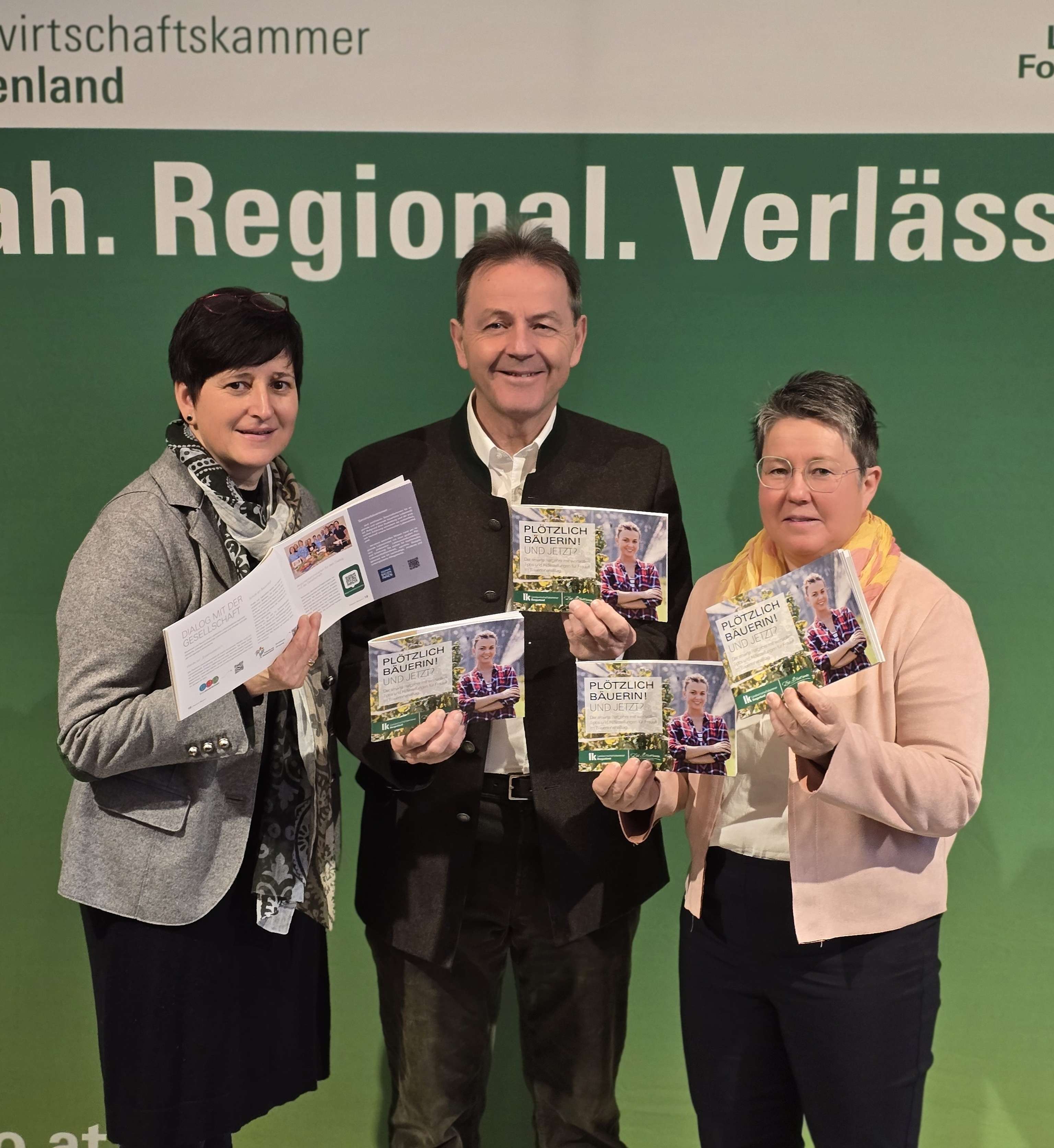 M. Fröch, N. Berlakovich und A. Pfeiffer präsentieren die neue Broschüre.