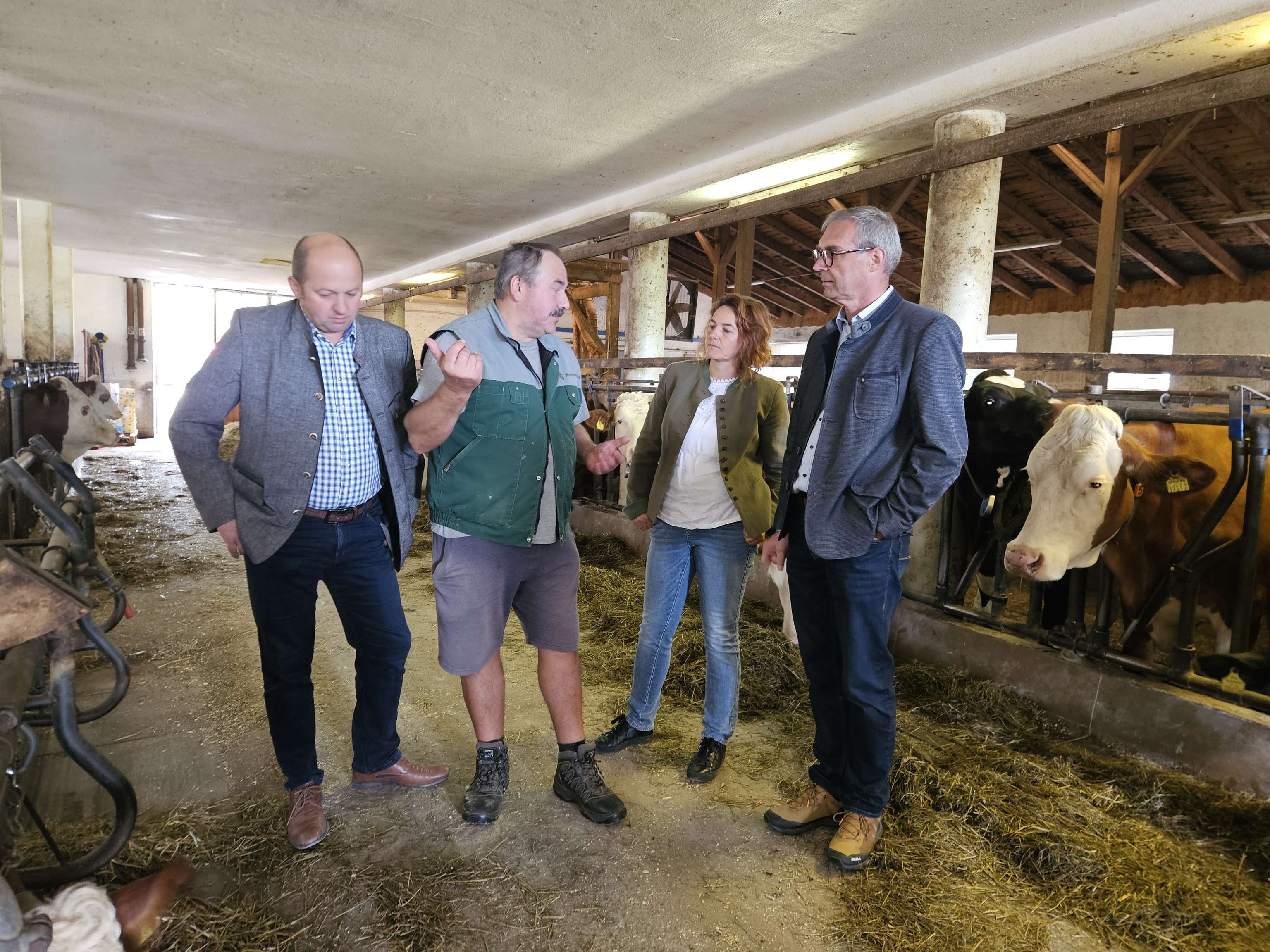 Kirchdorf: Ehrenhuber (l.), Waldenberger (r.) und Bezirksbäuerin Sabine Sieberer im Gespräch mit Karl Hieslmayr auf seinem Betrieb in Grünburg.