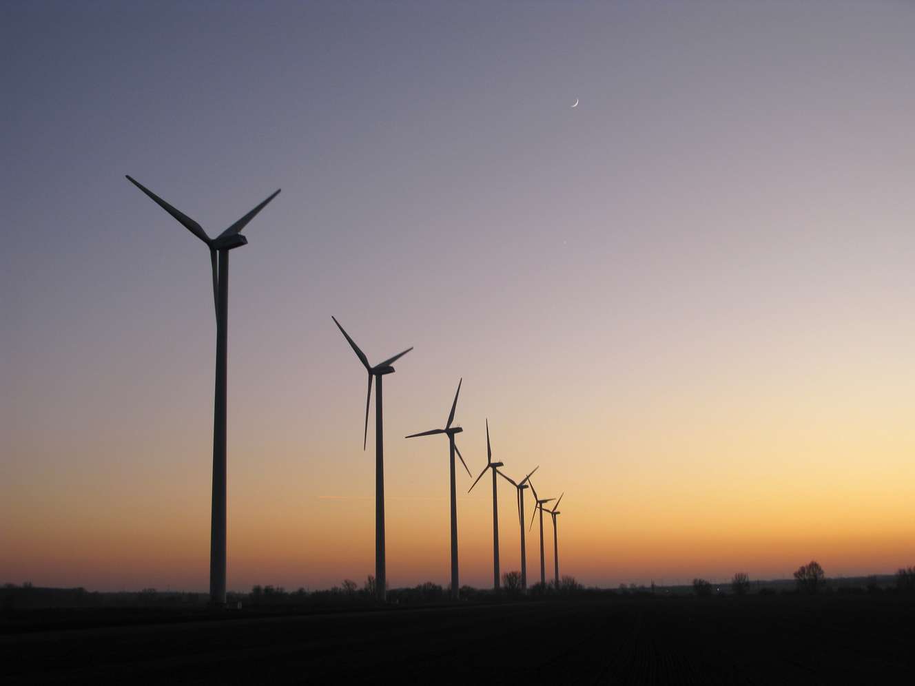 Windrad bei Sonnenuntergang