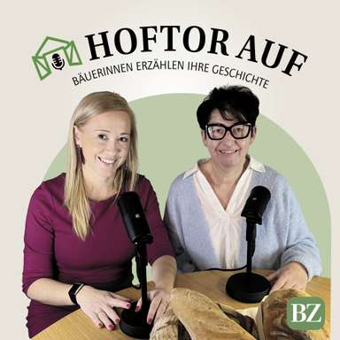 Podcast-Cover „Hoftor auf – Bäuerinnen erzählen ihre Geschichte" mit zwei lächelnden Frauen vor Mikrofonen und Brot auf einem Tisch.