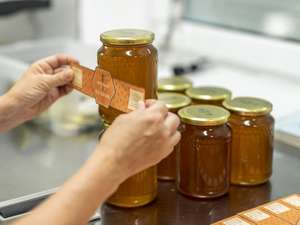 Honigglaeser etikettieren