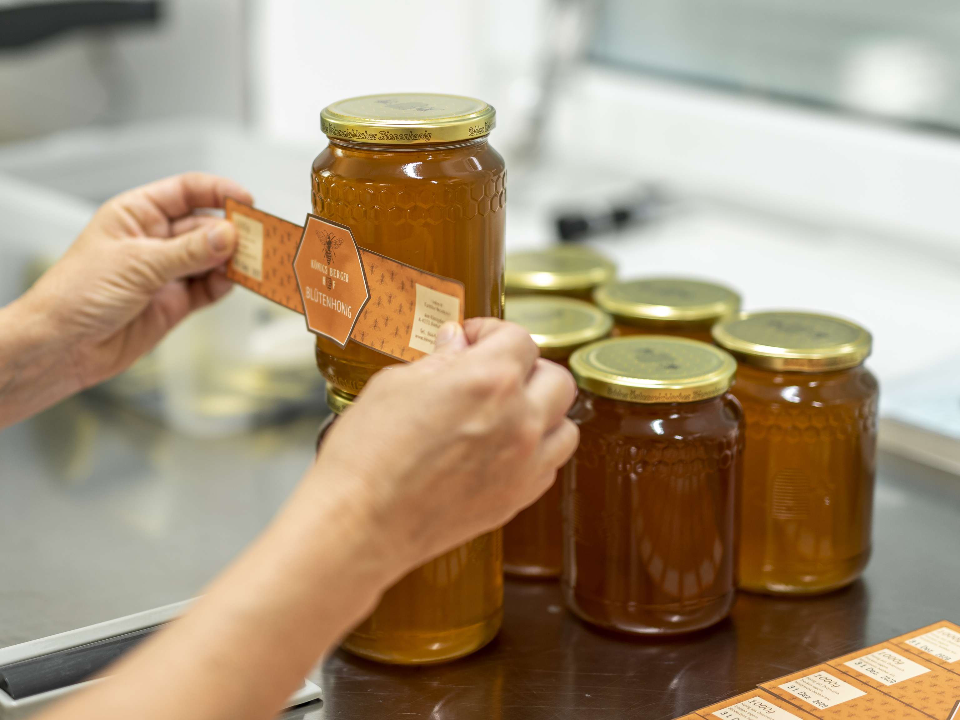 Honigglaeser etikettieren