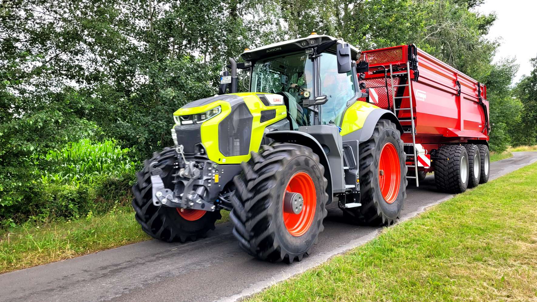 Fahrender Traktor