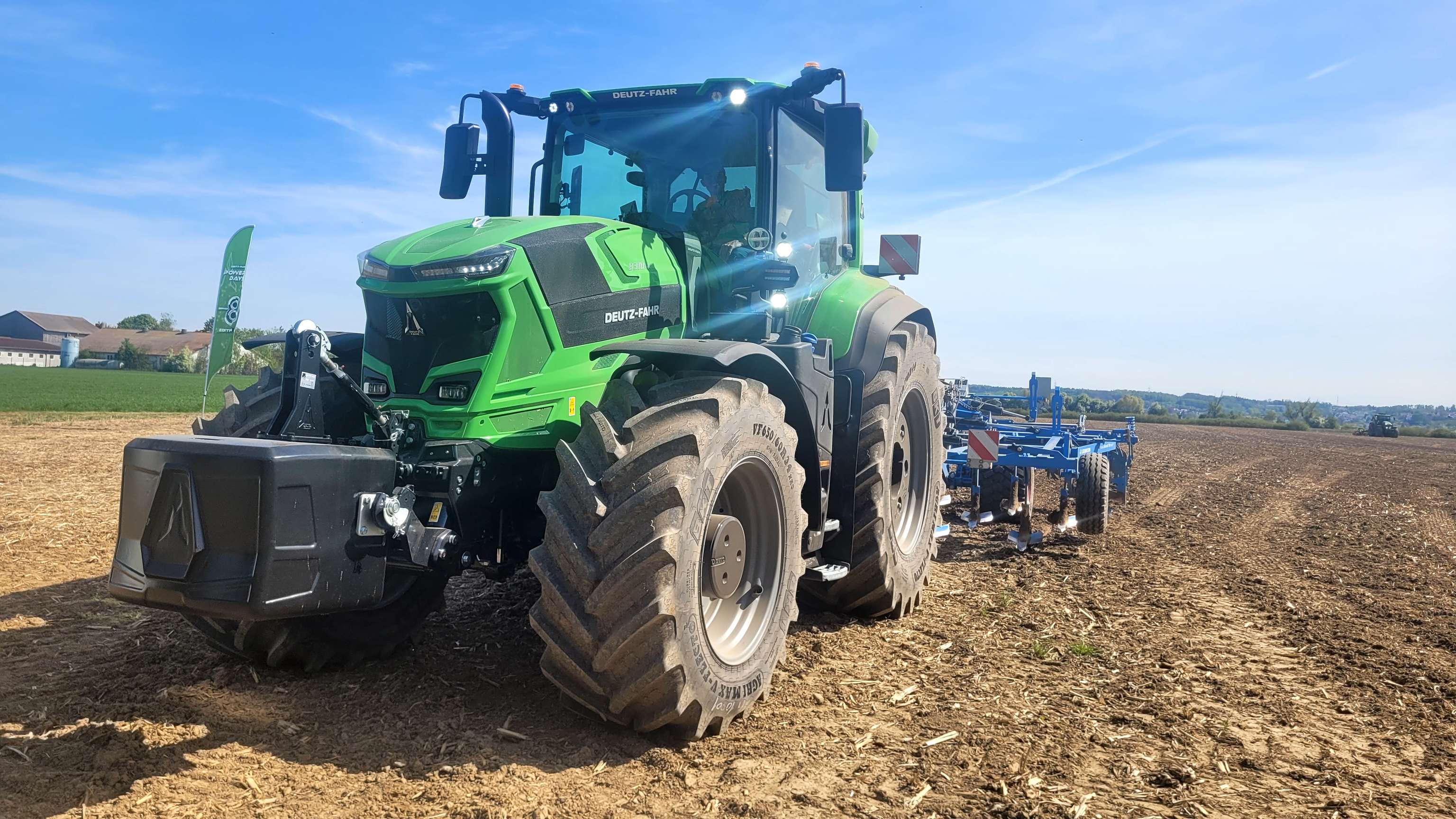 Traktor von Deutz-Fahr auf dem Feld