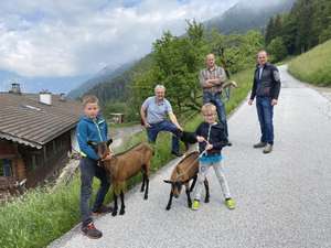 Die beiden Tiroler Nationalräte beim Lokalaugenschein in Bruck a. Z.