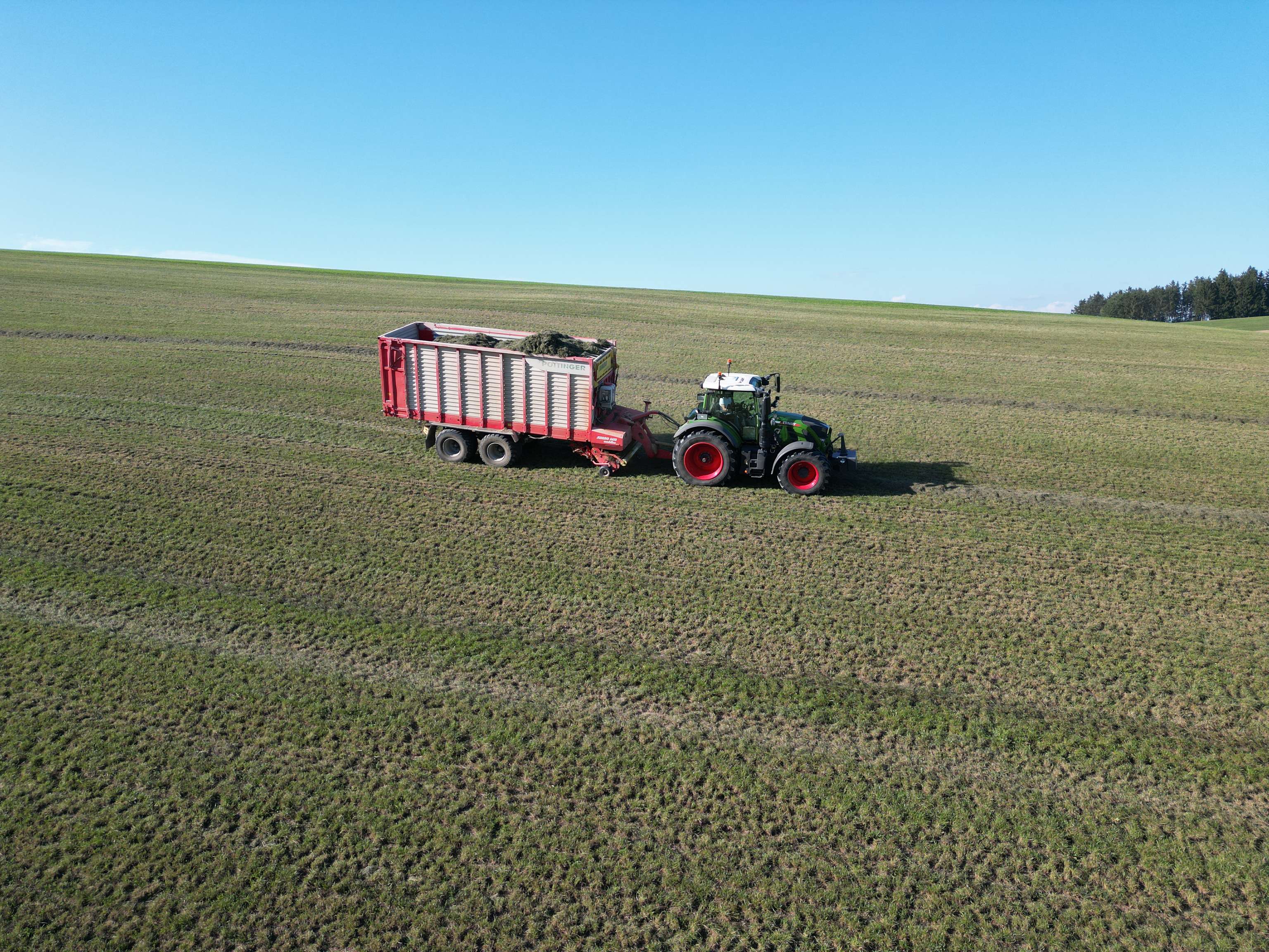 Traktor mit Hänger vollbeladen