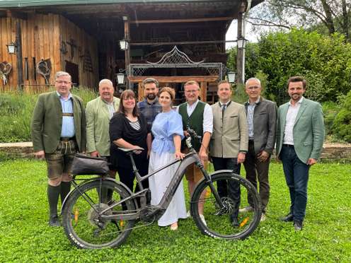 Bei den BB-Hofgesprächen in Stattegg dabei: (V.l.) Präsident Andreas Steinegger, Bezirksjägermeister Harald Schönbacher, Kammerobmann-Stellvertreterin Franziska Zachenegger, Mountainbike-Koordinator Markus Pekoll, Touristikerin Susanne Haubenhofer, LAbg. Johannes Wieser, Stadtjägermeister Stephan Bertuch, Kammerobmann Manfred Kohlfürst und BB-Direktor Bernd Brodtrager