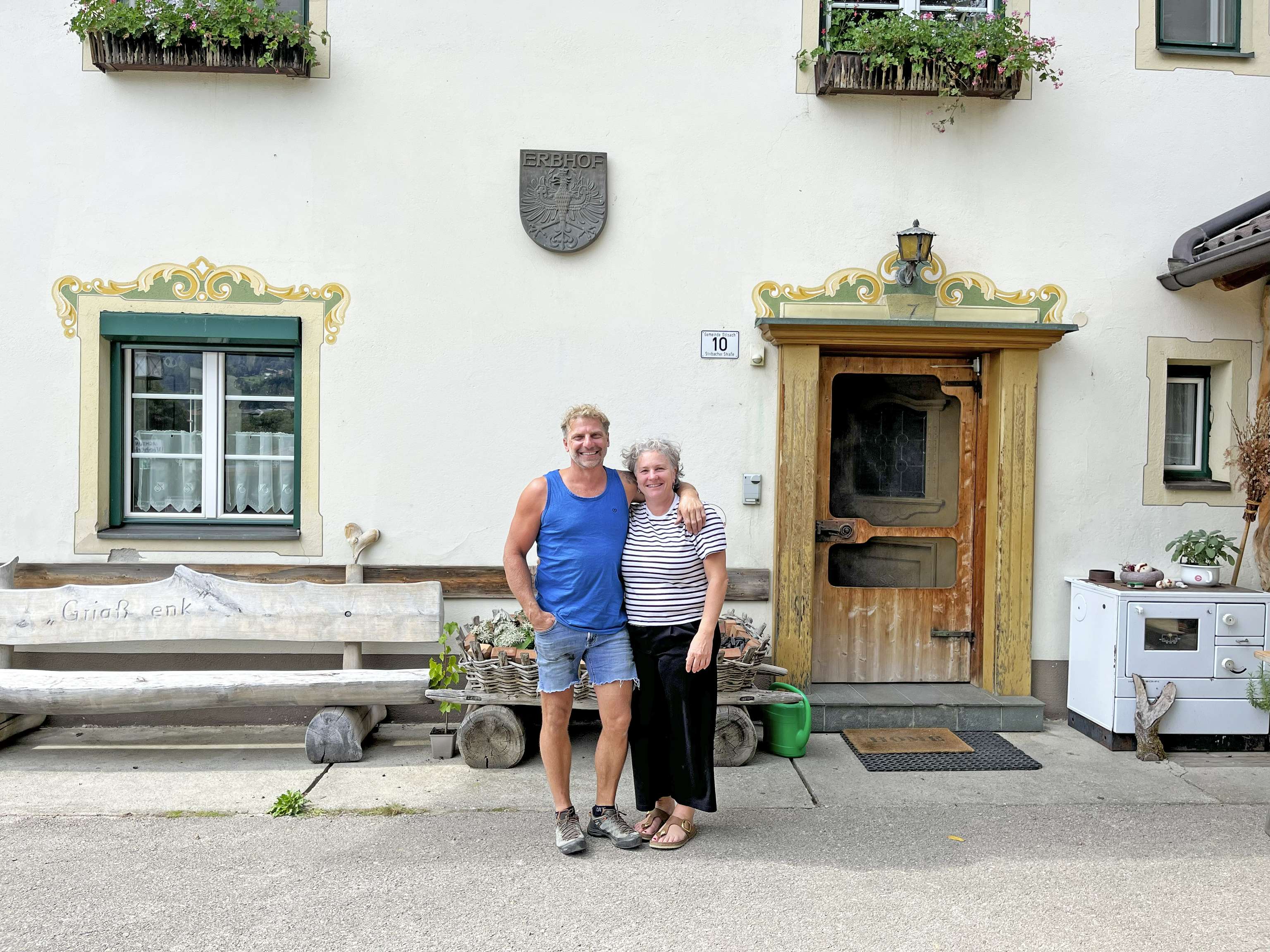 Michael und Karin Halbfurter vor ihrem Hanserhof in Dölsach.