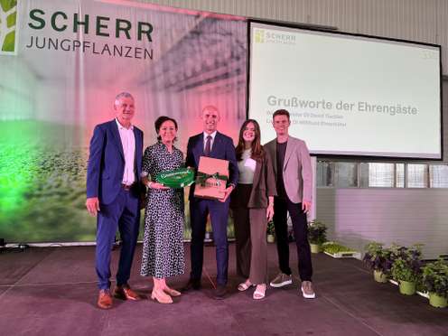 Familie Scherr mit Wirtschaftslandesrat Willibald Ehrenhöfer (M.)