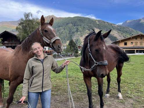 Heidi Kurz mit den Pferden auf der Weide