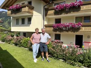 Claudia und Hans Tschurtschenthaler vor ihrem Hof