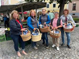 Bäuerinnen verteilen Milch zum Weltmilchtag