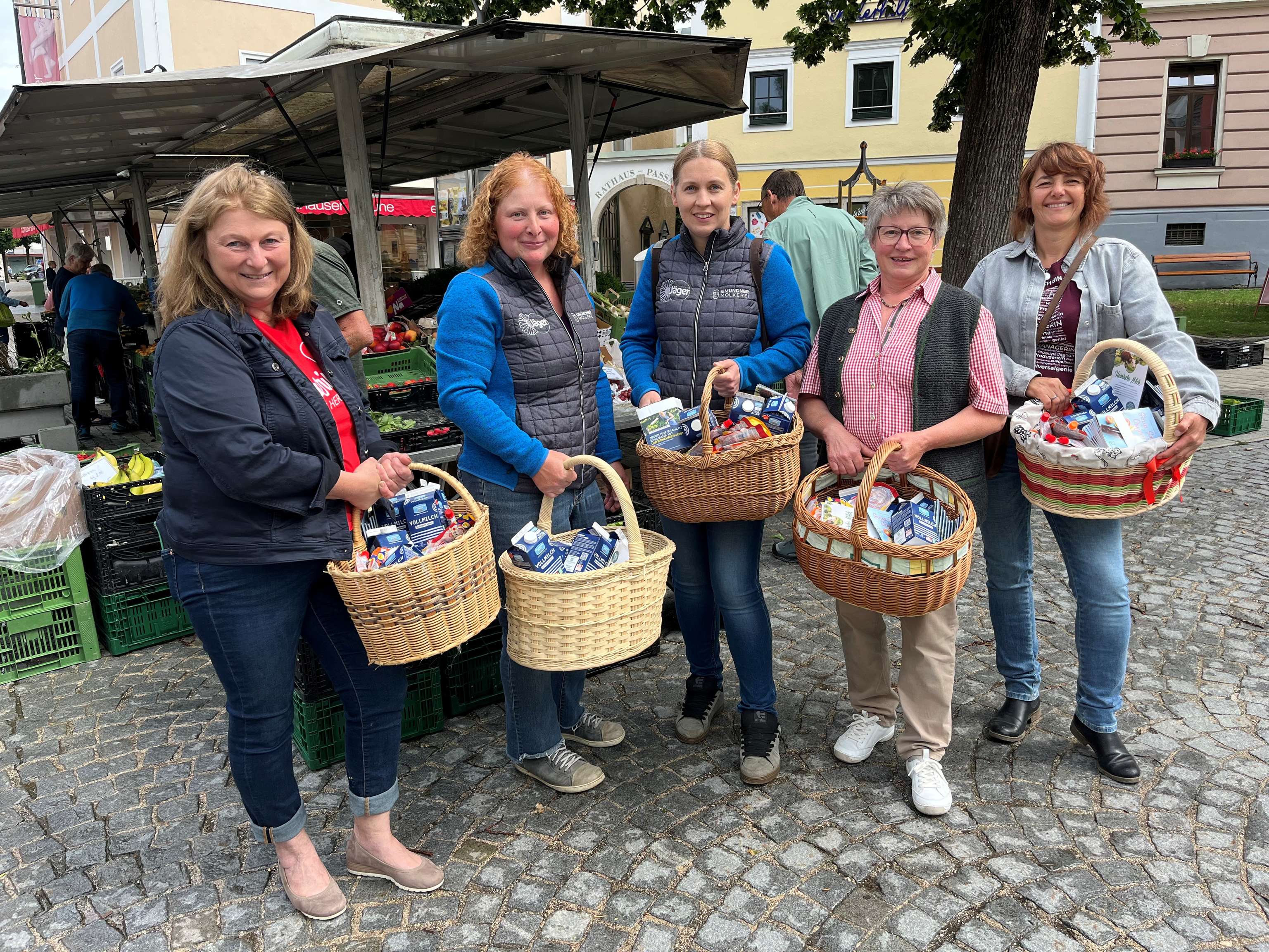 Bäuerinnen verteilen Milch zum Weltmilchtag