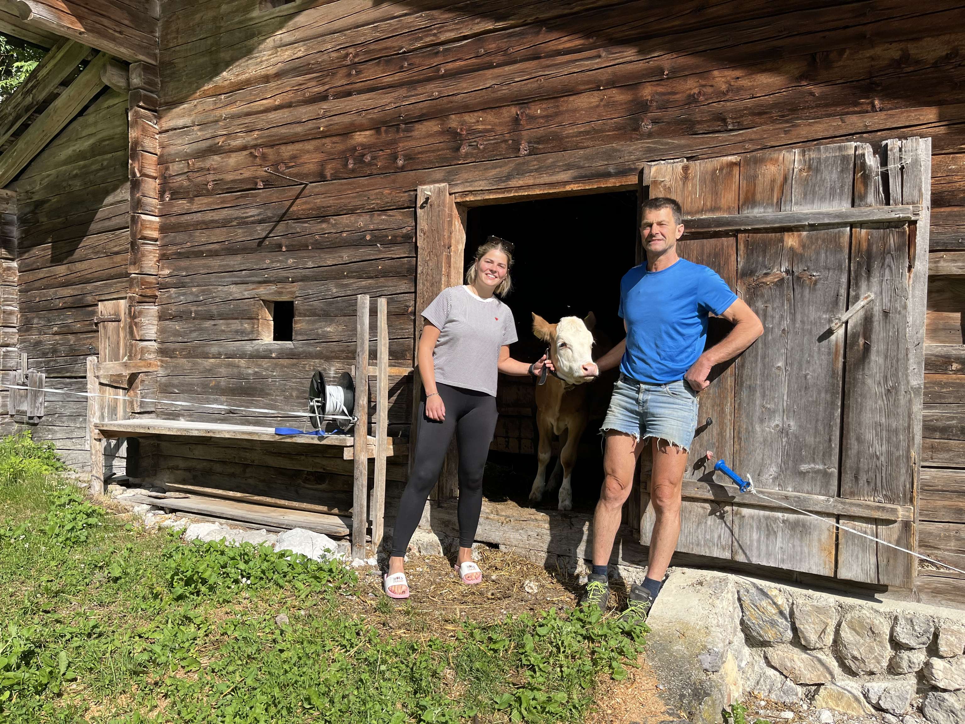 Angela und Hans Rendl mit Kalb