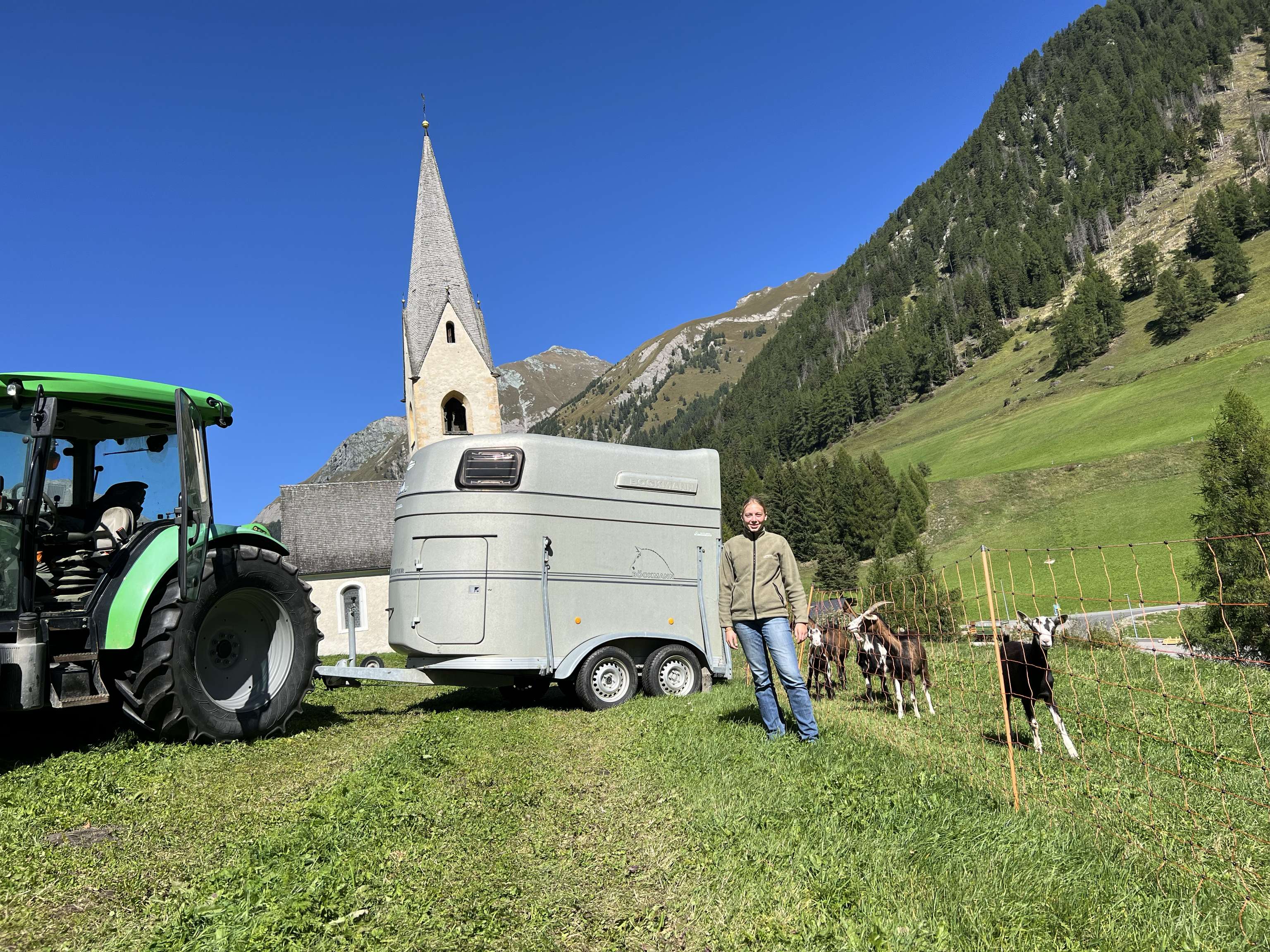 Heidi Kurz mit den Ziegen auf der Weide