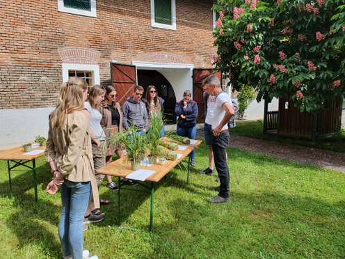 Agrar-Studenten auf einem Bauernhof.