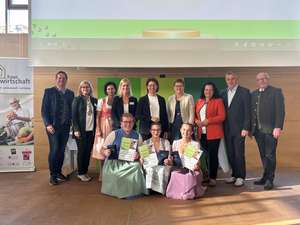 Das Siegerinnenteam aus dem ABZ Lambach Caroline, Milena und Leonie mit den Ehrengästen.