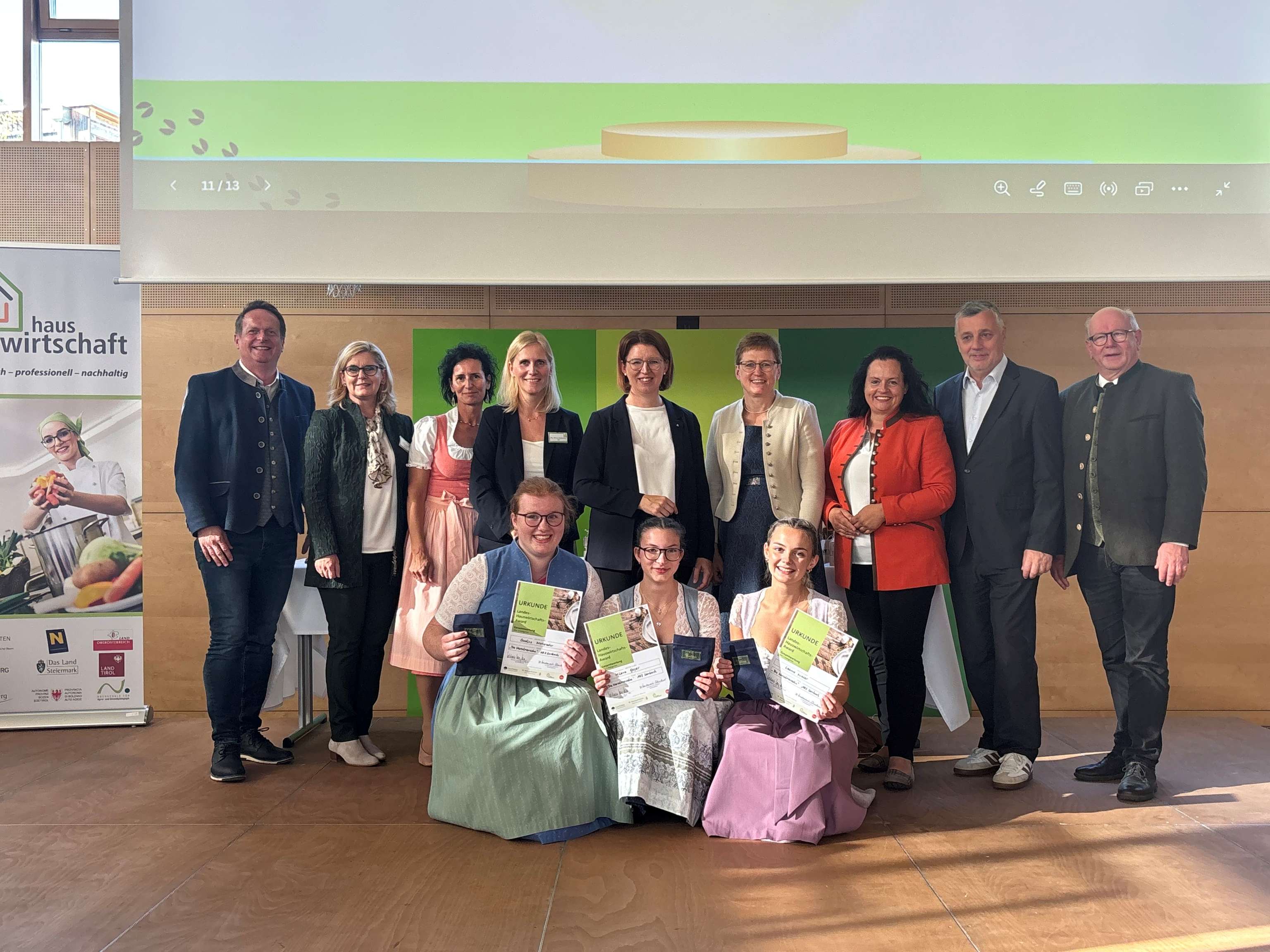 Das Siegerinnenteam aus dem ABZ Lambach Caroline, Milena und Leonie mit den Ehrengästen.