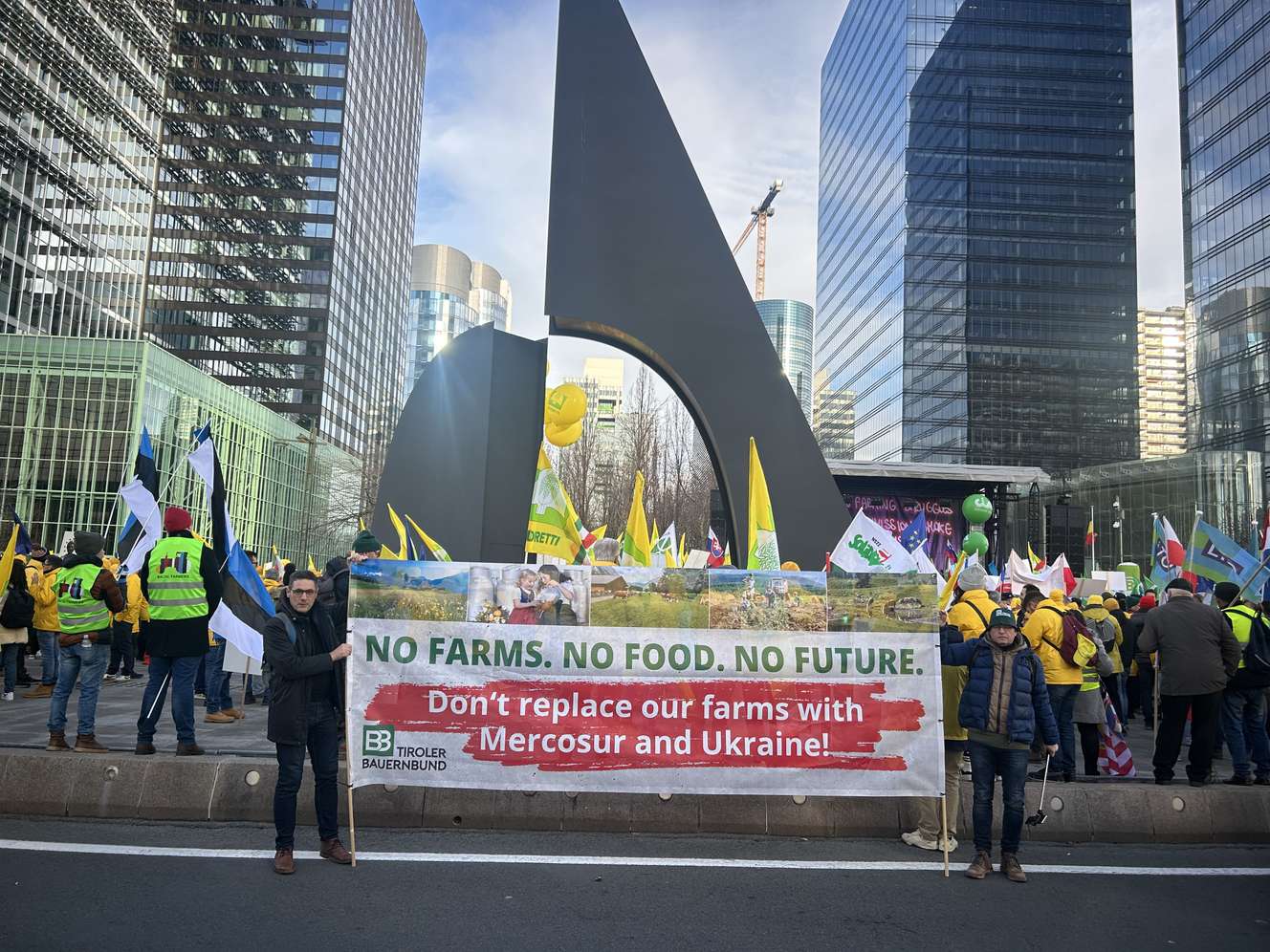 Tiroelr Bauernbund bei Demo in Brüssel
