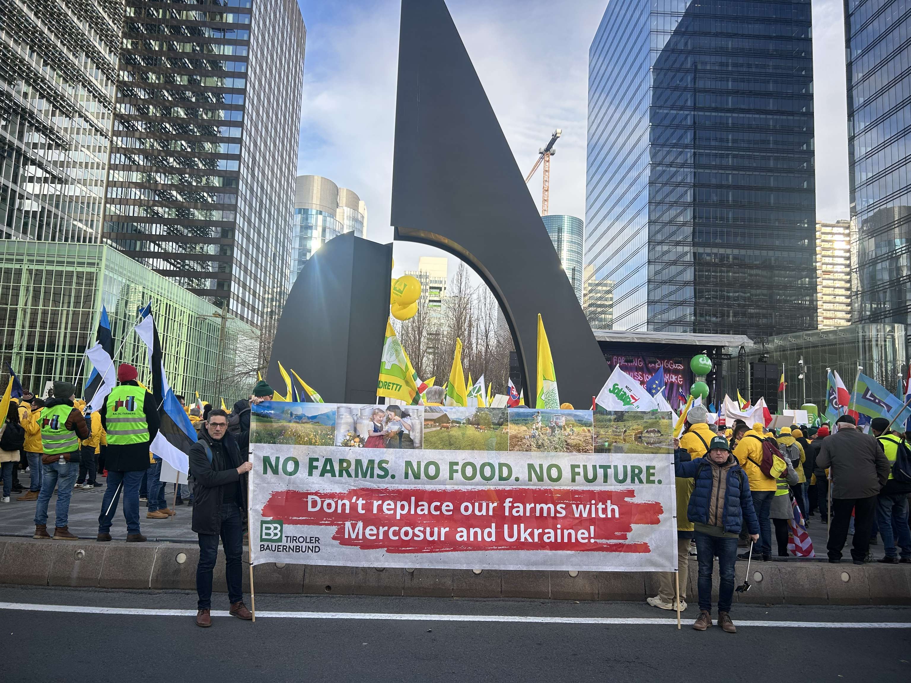Tiroelr Bauernbund bei Demo in Brüssel