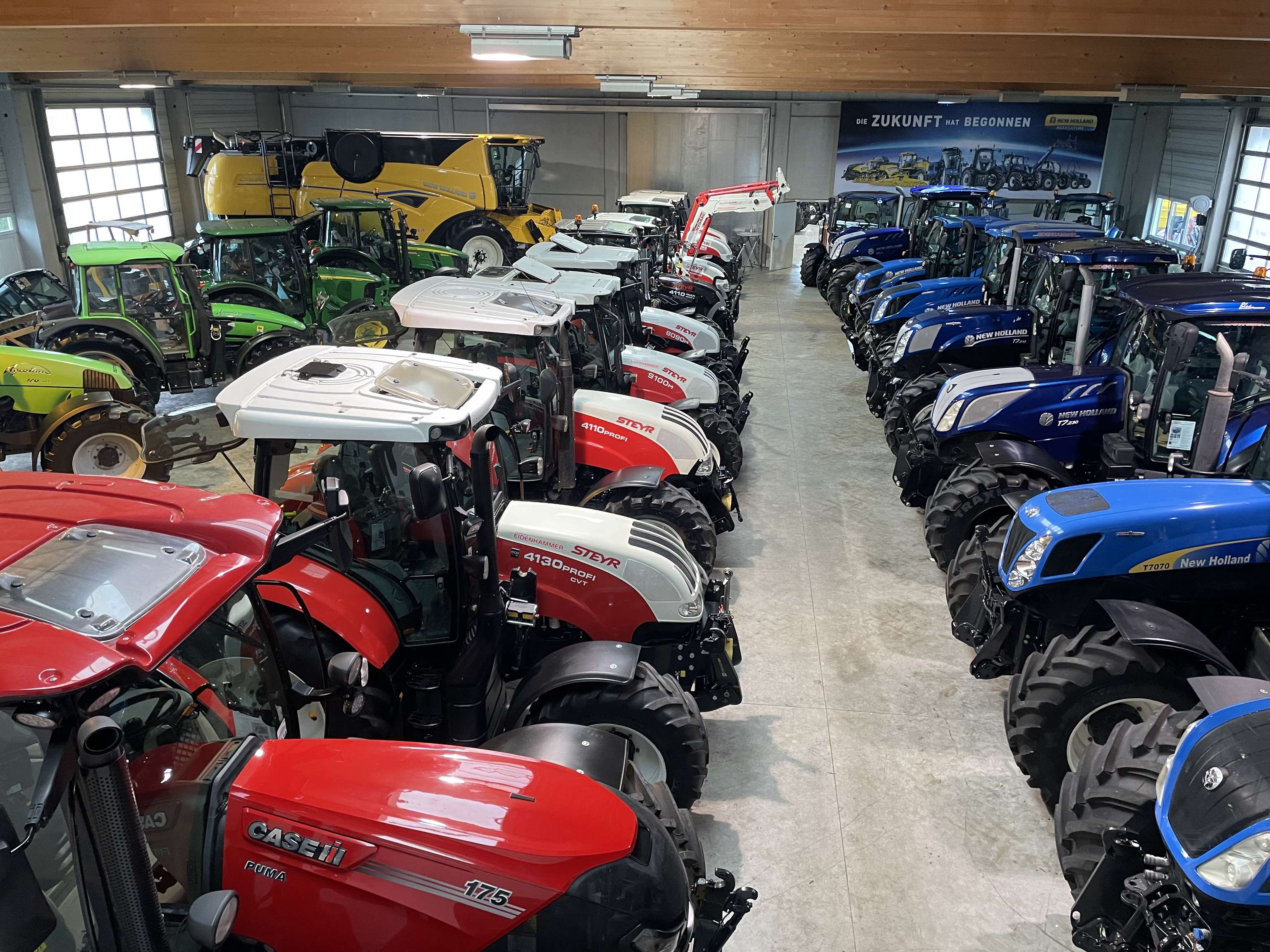 Eine Halle gefüllt mit Traktoren