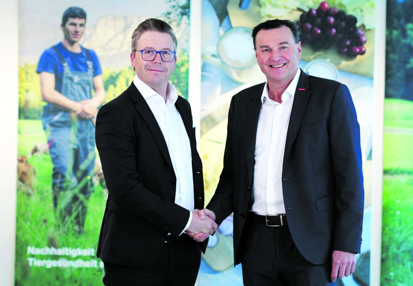 Nicht nur per Handschlag der Geschäftsführer Buchmayr (Pinzgau Milch, l.) und Gasteiger (SalzburgMilch) gesichert: Zusammenlegung ist genehmigt.