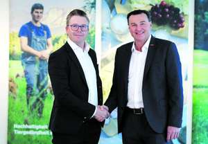 Nicht nur per Handschlag der Geschäftsführer Buchmayr (Pinzgau Milch, l.) und Gasteiger (SalzburgMilch) gesichert: Zusammenlegung ist genehmigt.