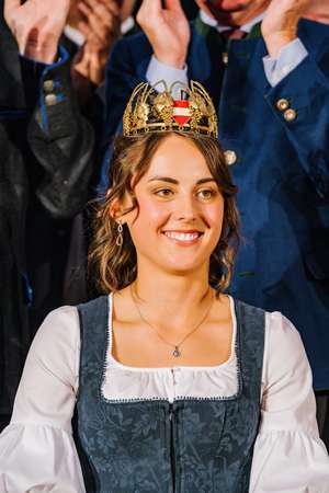 Laura bei der Krönung