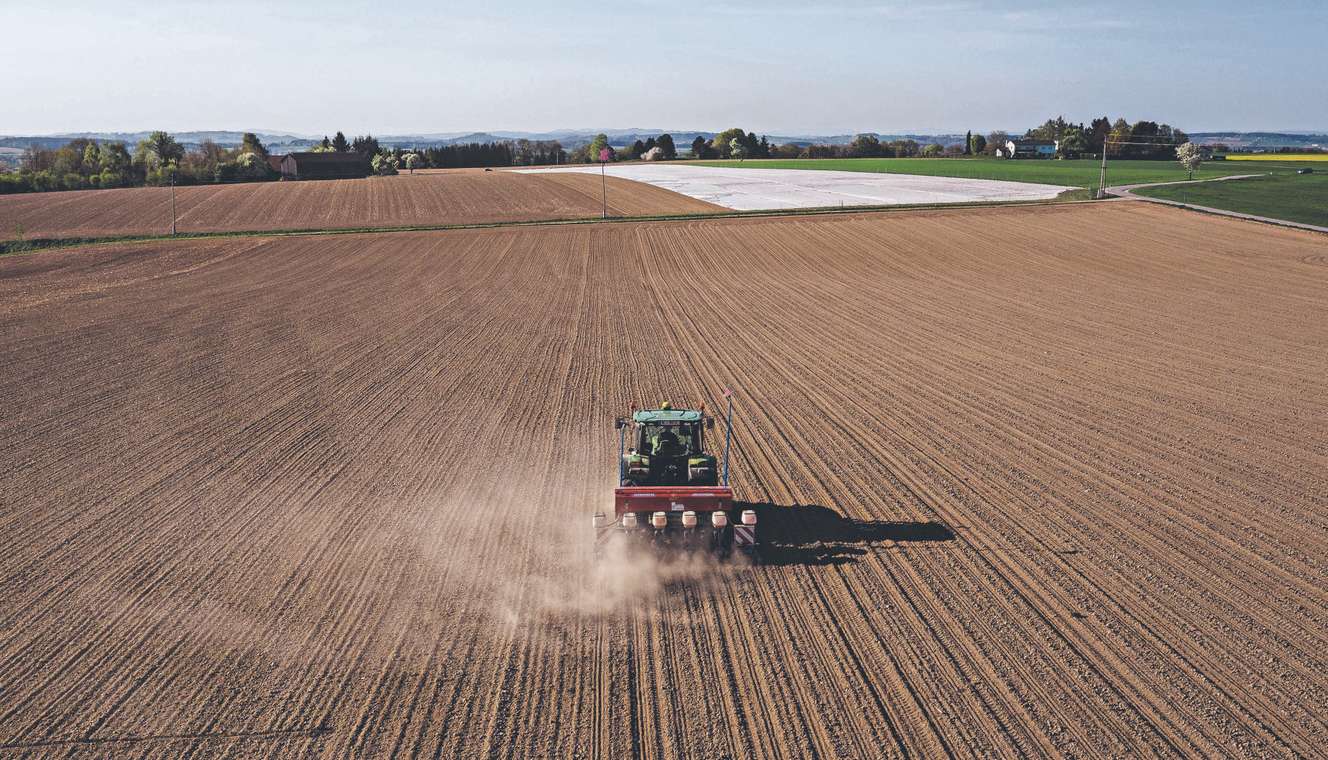 Bauer säht Mais aus