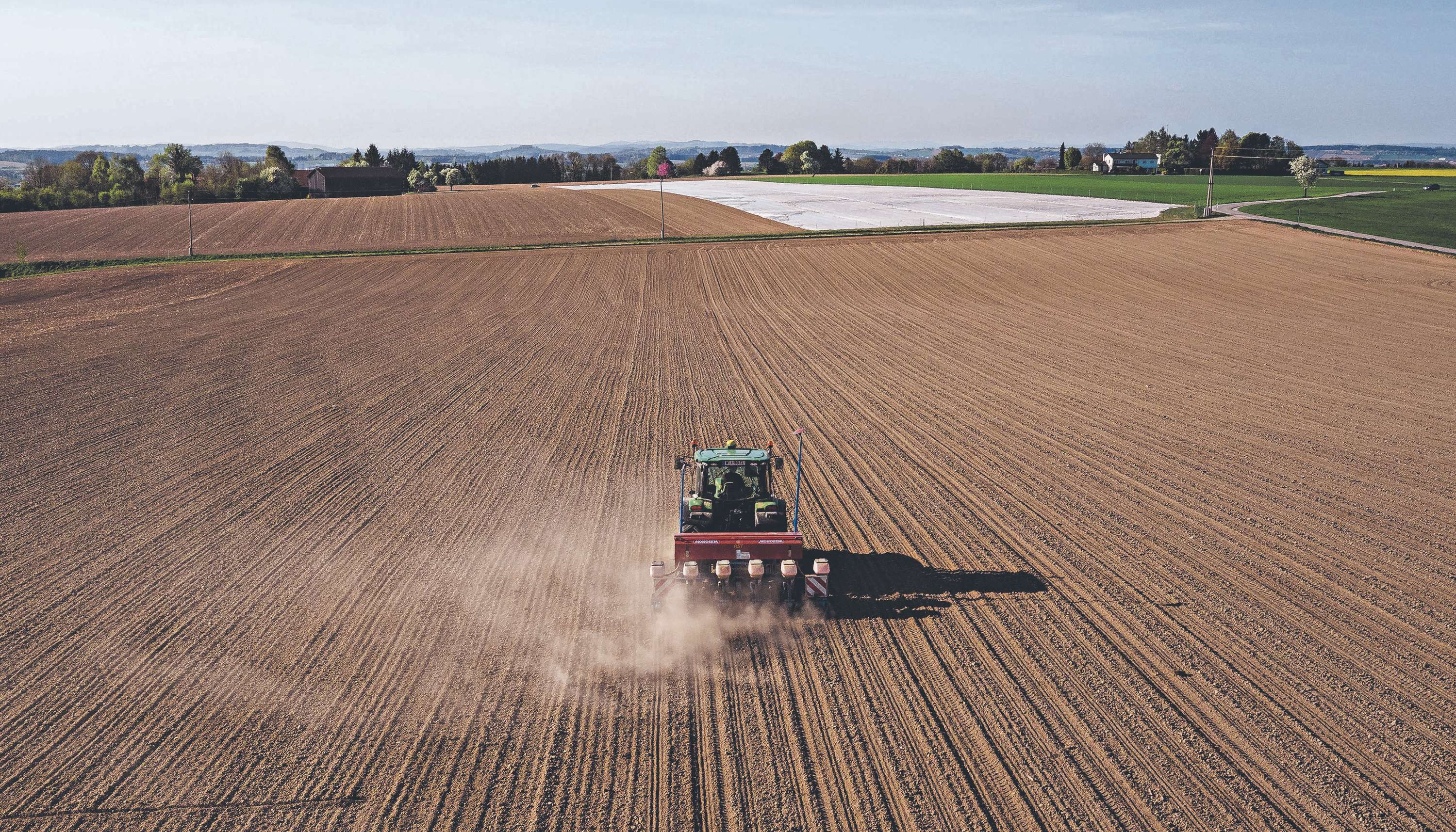 Bauer säht Mais aus