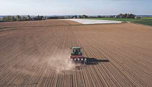 Bauer säht Mais aus