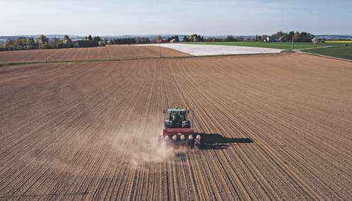 Bauer säht Mais aus