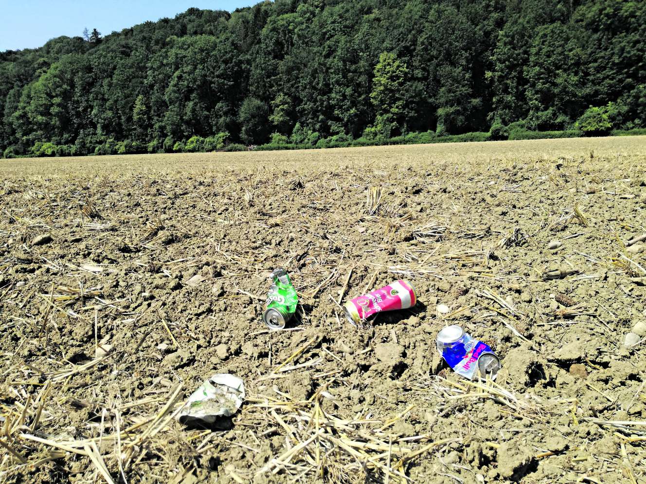 Müll auf einem Acker.