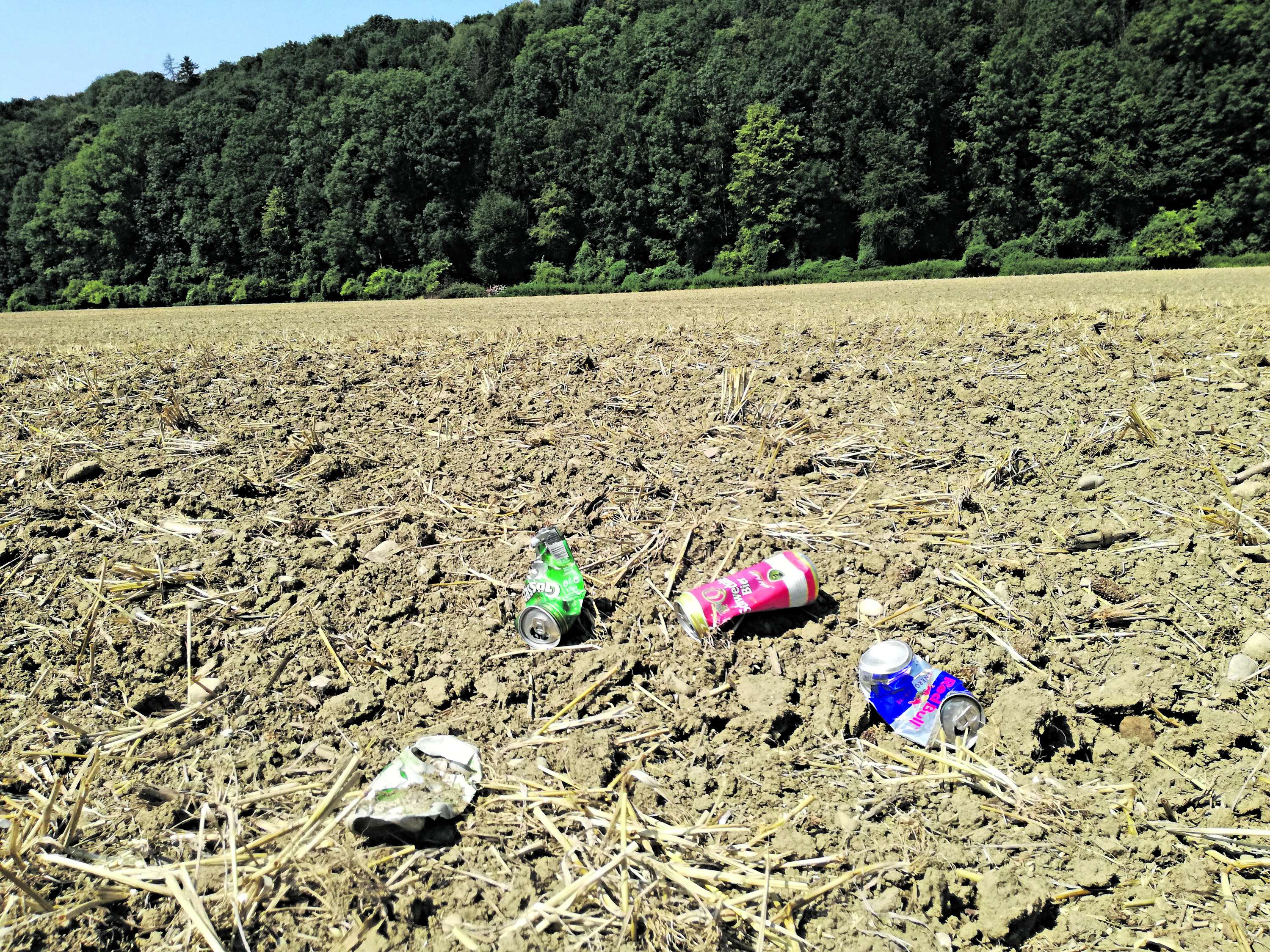 Müll auf einem Acker.