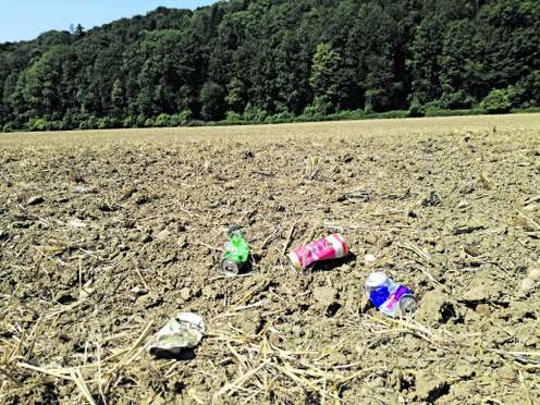 Müll auf einem Acker.