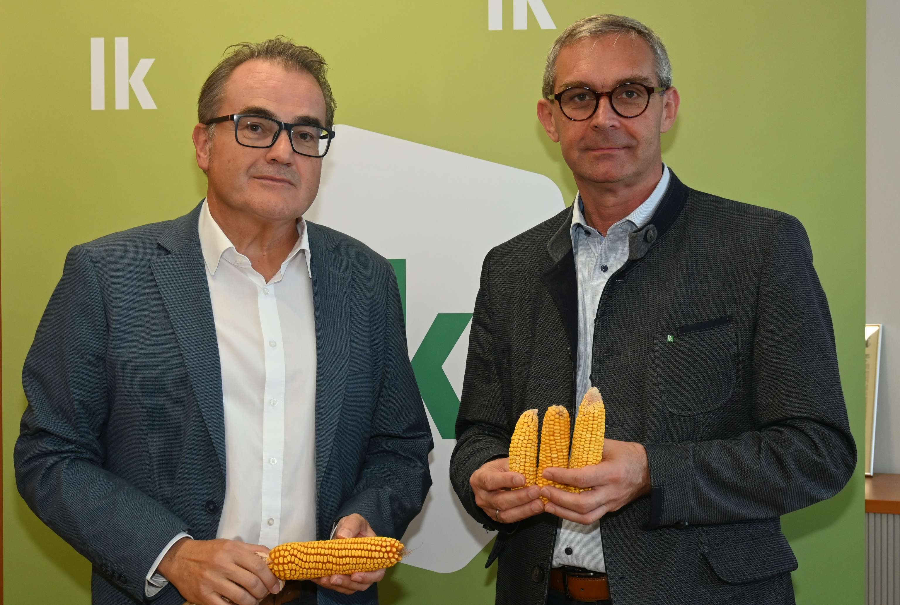 Feitzlmayr und Waldenberger mit Maiszäpfen