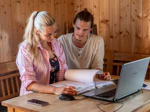 Mann und Frau im Büro