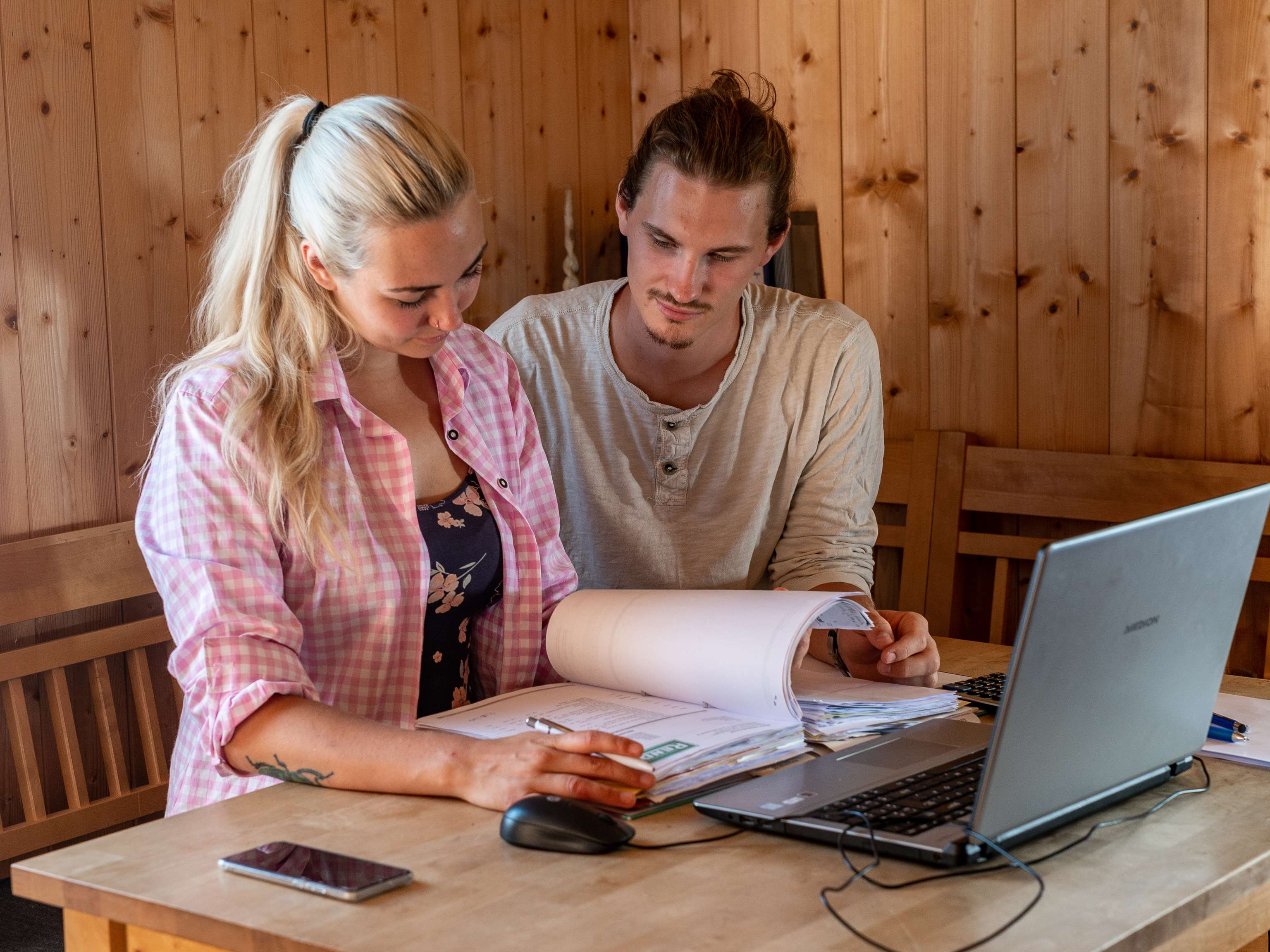 Mann und Frau im Büro