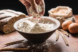 Dinkelmehl in Schüssel