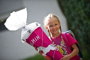 Schülerin mit pinker Schultüte