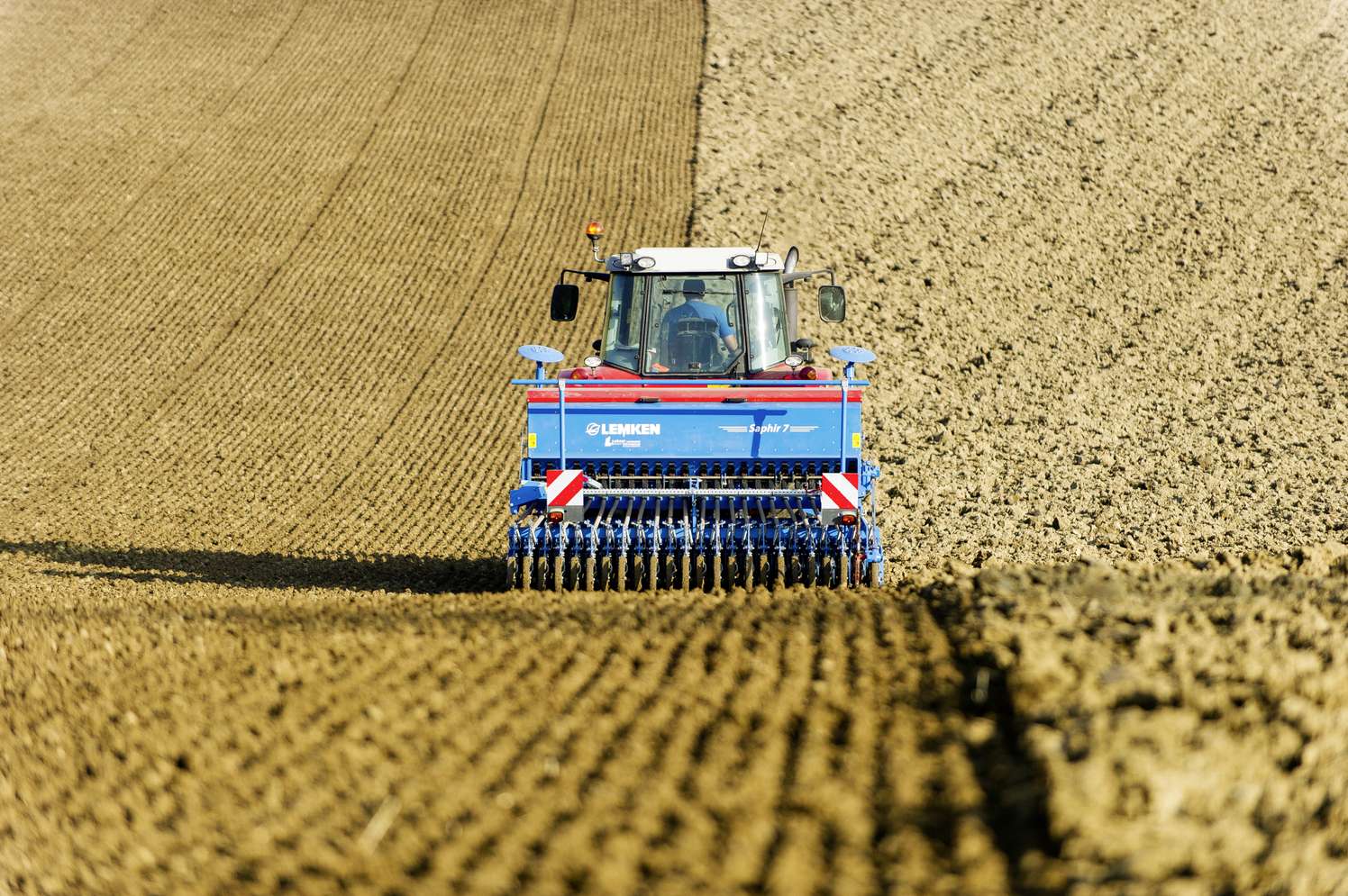 Traktor auf Weizenfeld