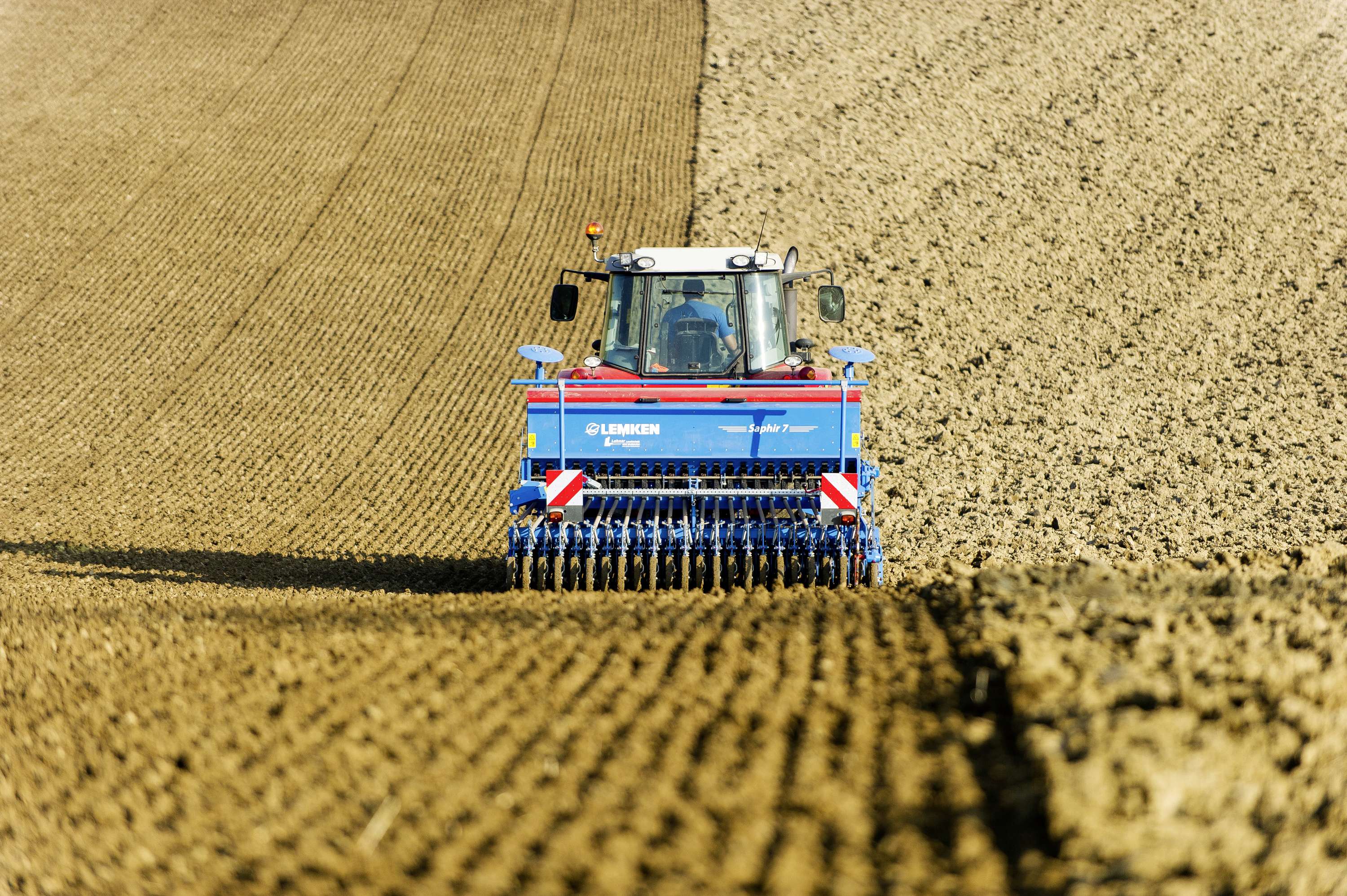 Traktor auf Weizenfeld