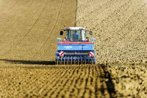 Traktor auf Weizenfeld