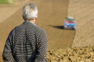 Landwirt sieht in die Ferne