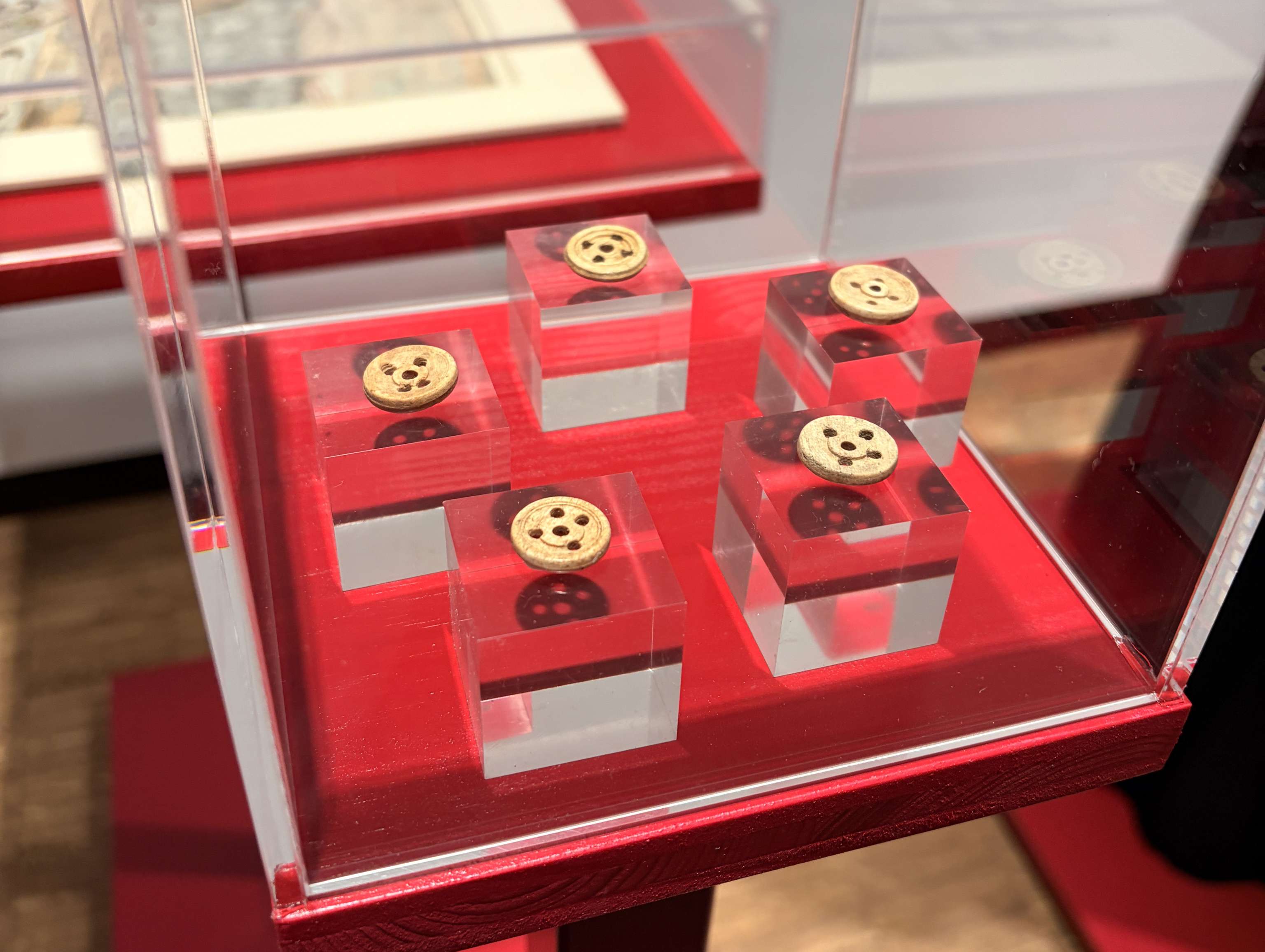 Fünf Knöpfe aus der Ausstellung zum Bauernkrieg in Linz