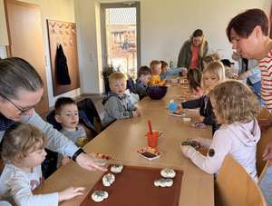 Kinder beim Weckerlformen.