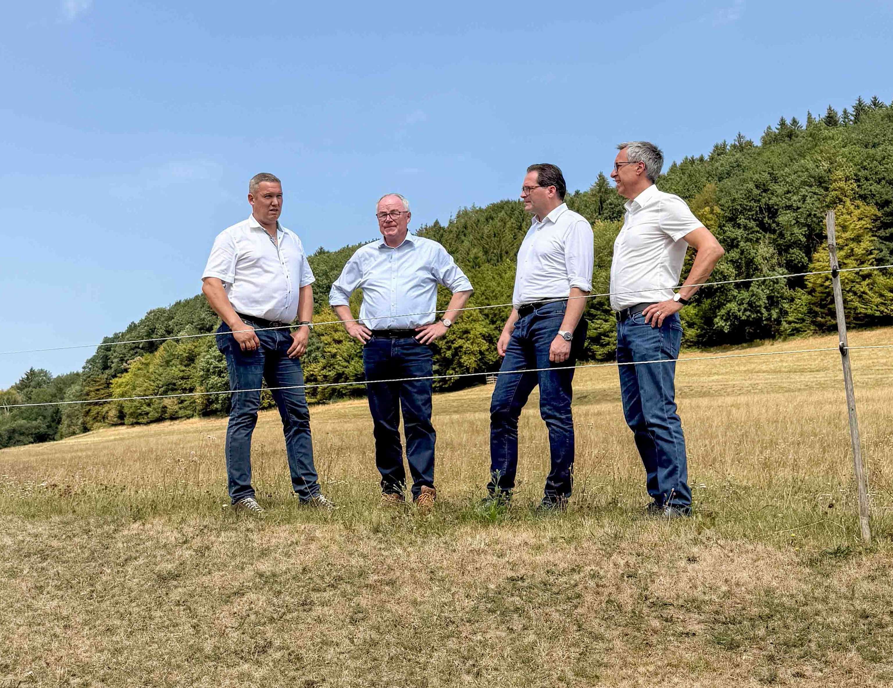 Pernkopf, Totschnig, Strasser auf einer vertrockneten Weide