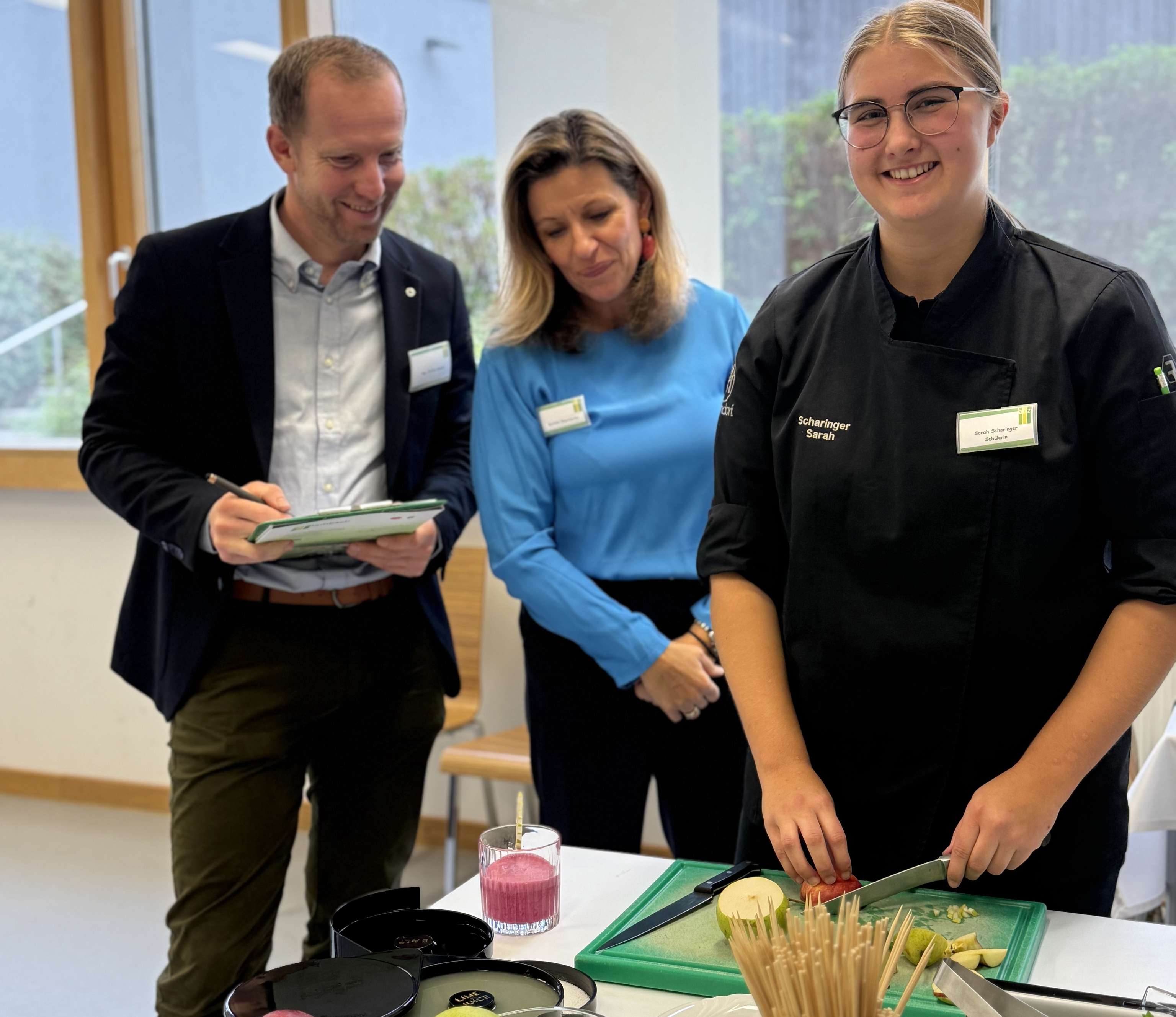 Die Jury blickt auf das Können einer Schülerin.