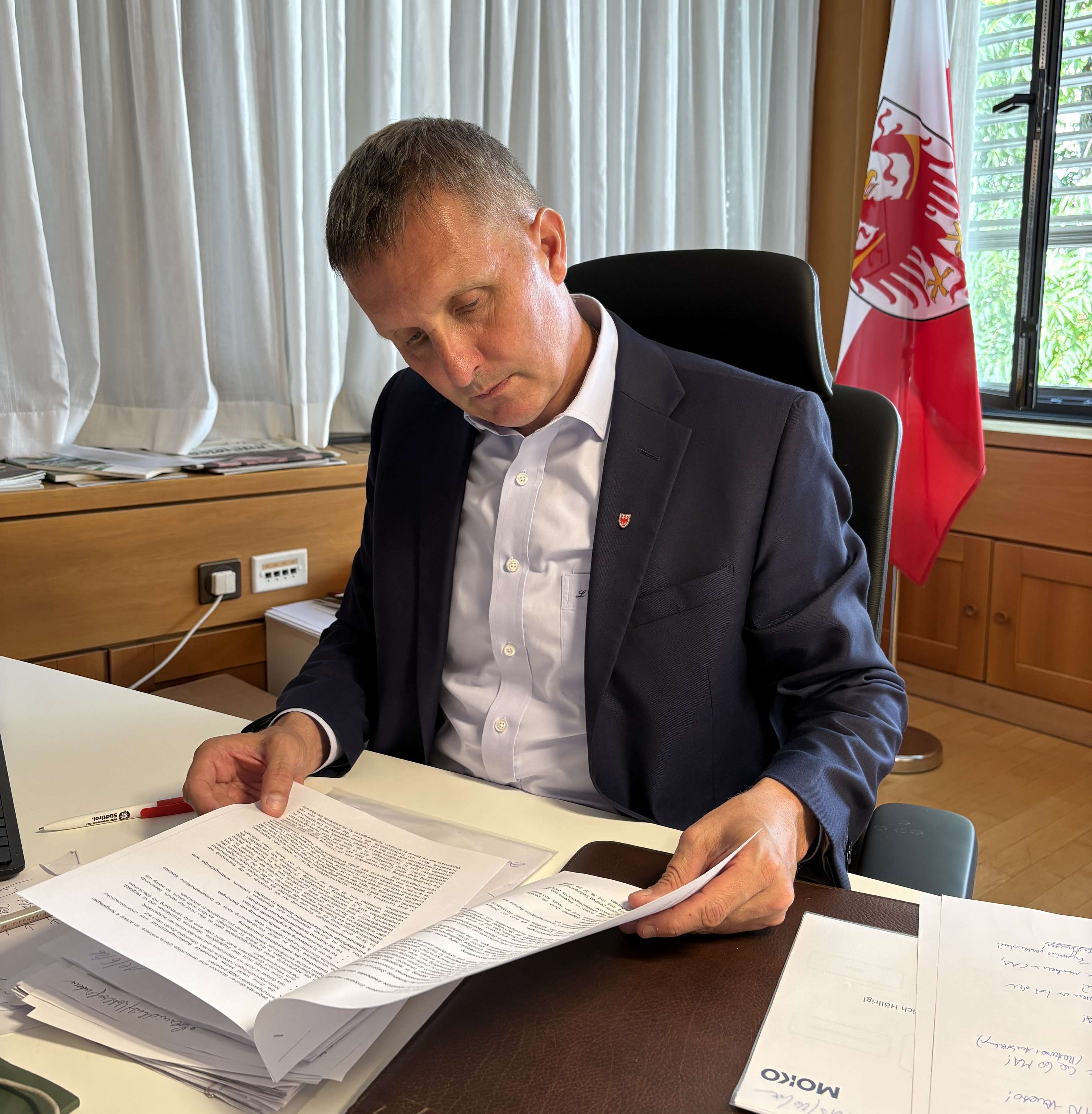 Landesrat Luis Walcher am Schreibtisch
